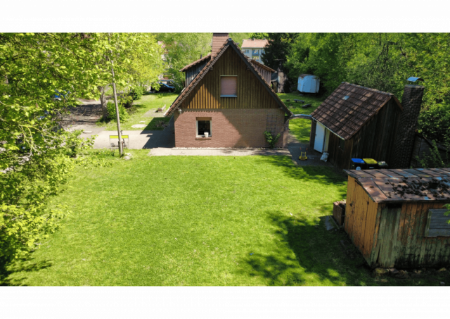 Drohnenansicht Haus mit großer Rasenfläche